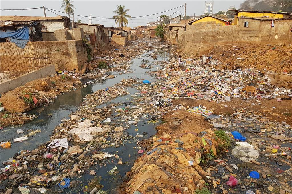 Hilfe für Sierra Leone: „Wenn wir kein Geld haben, können wir nicht weitermachen.“ Müll, wohin das Auge reicht. Ein Bild, das in Sierra Leone keine Seltenheit hat.