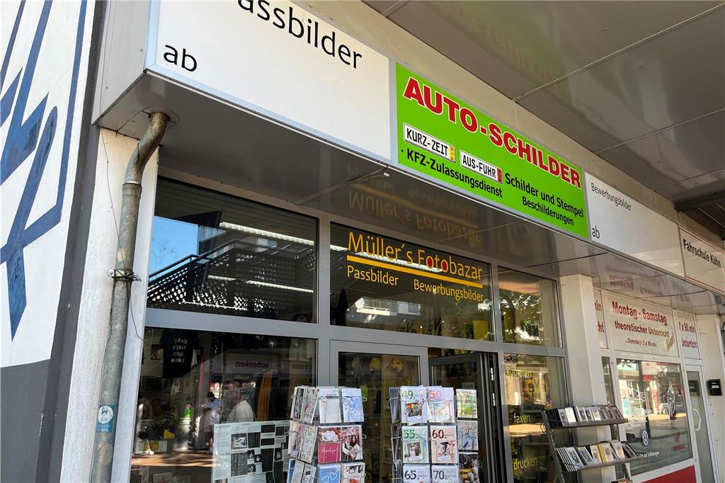 Statt Arbeitslosigkeit: Frank Schönlau übernimmt einen kleinen Laden "Müller's Fotobazar" neben dem Hallenbad "Die Welle" im Scharnhorster EKS hat ab 1. Oktober einen neuen Inhaber