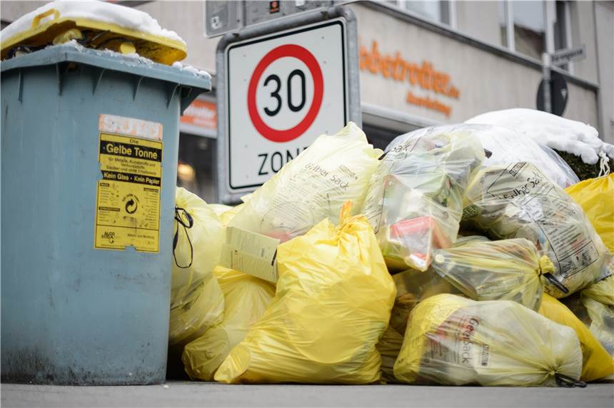 Lüner Müllriese Remondis darf Grünen Punkt nicht kaufen Mülltonnen und gelbe Säcke mit Kunststoff-Abfällen (Grüner Punkt) stapeln sich auf einem Fußweg. Deutschlands größter Entsorgungskonzern, Remondis, darf sich nicht den Grünen Punkt einverleiben.