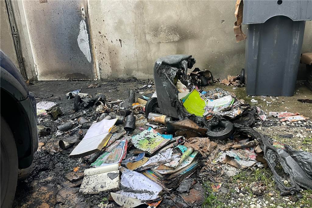 Brand in der Altstadt erschreckt KiK-Mitarbeiterin Susanne Schilk Mülltonnen und Kartons brannten in der Nacht zu Mittwoch an der Gordulagasse.