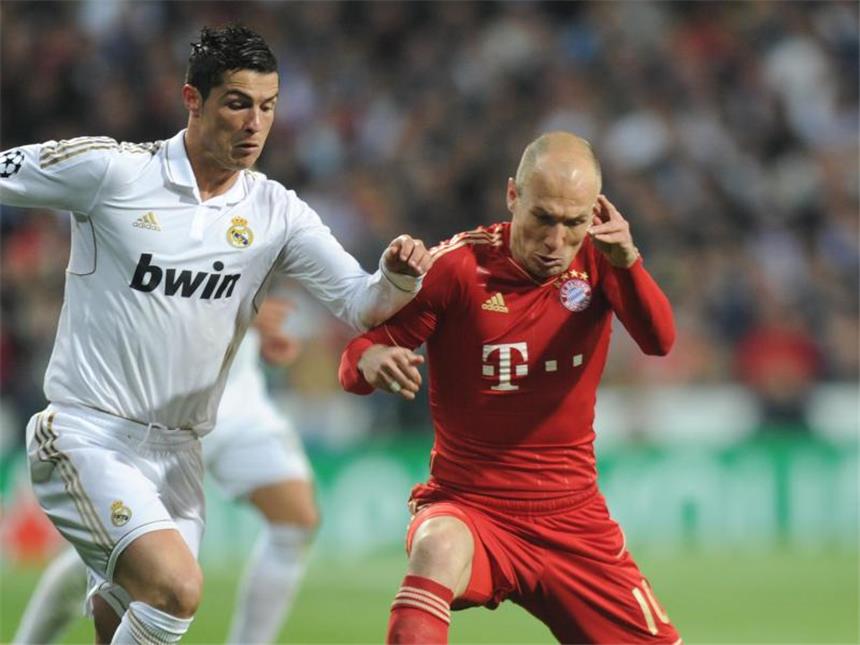 Bayern fiebert Duell mit Real entgegen Münchens Arjen Robben (r.) und Madrids Cristiano Ronaldo im Zweikampf. Das Duell zwischen dem deutschen und dem spanischen Rekordmeister steht vor seiner nächsten Auflage.