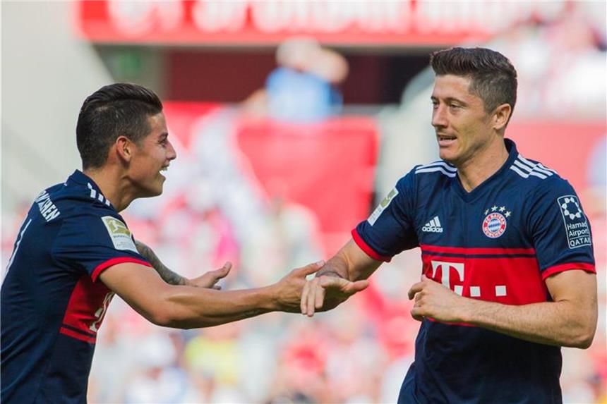 Auf den Spuren Beckenbauers: Heynckes schmunzelt über Süle Münchens Robert Lewandowski (r) freut sich mit James Rodriguez über sein Tor zum 2:1. Foto: Rolf Vennenbernd