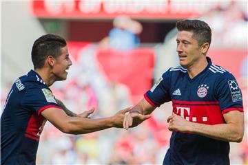 Münchens Robert Lewandowski (r) freut sich mit James Rodriguez über sein Tor zum 2:1. Foto: Rolf Vennenbernd