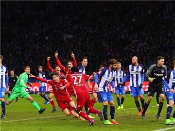 Münchens Spieler feiern Robert Lewandowskis spätes Ausgleichstor zum 1:1. Foto: Christian Charisius