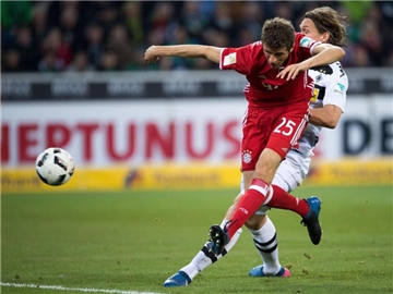 Münchens Thomas Müller (l) trifft zum 1:0 gegen Gladbach. Foto: Marius Becker