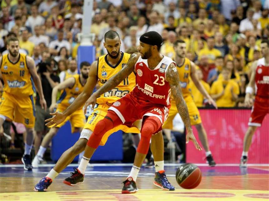 ALBA holt ersten Sieg in Finaleserie gegen Bayern Münchens Topspieler Malcolm Delaney (M.) wurde oft von Akeem Vargas eng gedeckt. Foto: Kay Nietfeld