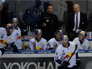 Münchens Trainer Don Jackson (r) gibt seinen Spielern Anweisungen. Foto: Monika Skolimowska