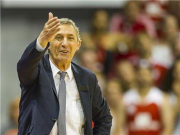 Münchens Trainer Svetislav Pesic findet das Benehmen des Berliner Managers Baldi nicht in Ordnung. Foto: Marc Müller