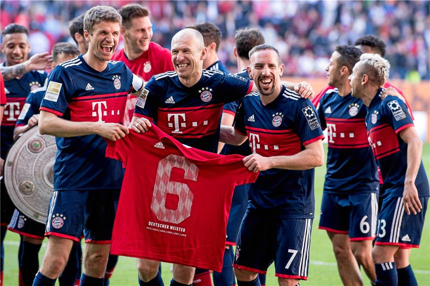 Pro & Contra: Hält die Dominanz der Münchner an? Münchner Meisterjubel: Thomas Müller, Arjen Robben und Franck Ribery. Geht das noch ewig so weiter?