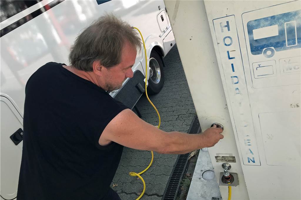 Wohnmobilist über Stellplätze in Werne: „Das ist eine schlechte Visitenkarte“ Reiner Krause will Frischwasser aus einem Automaten pumpen - aber das funktioniert nicht.