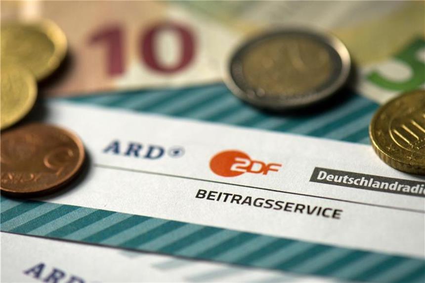 Rundfunkbeitrag: Kommunen schicken Meldedaten an ARD und ZDF Münzgeld auf Formularen für den Rundfunkbeitrag von ARD, ZDF und Deutschlandradio. Der Beitragsservice von ARD und ZDF bekommt Millionen von Daten der Einwohnermelderämter. Foto: Arno Burgi