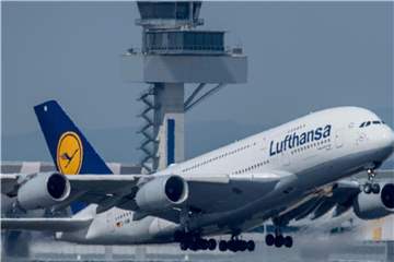 Müssen erstmal am Boden bleiben: Im Terminal 1 des Frankfurter Flughafens ist momentan ein Boarding-Stopp. Foto: Boris Roessler