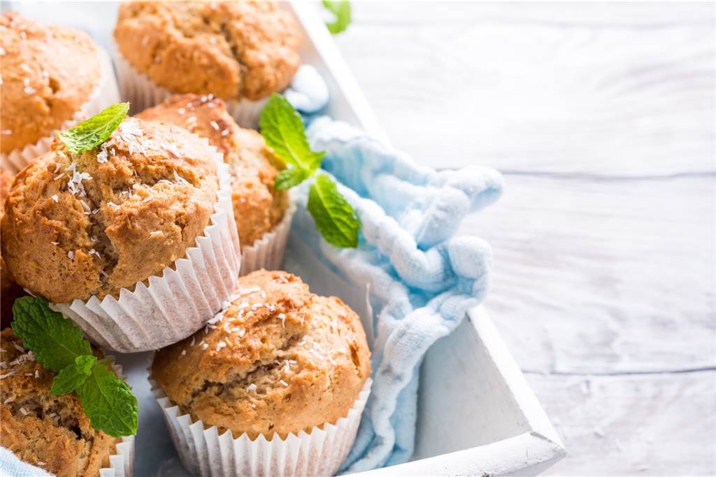 muffins die mit minze dekoriert wurden