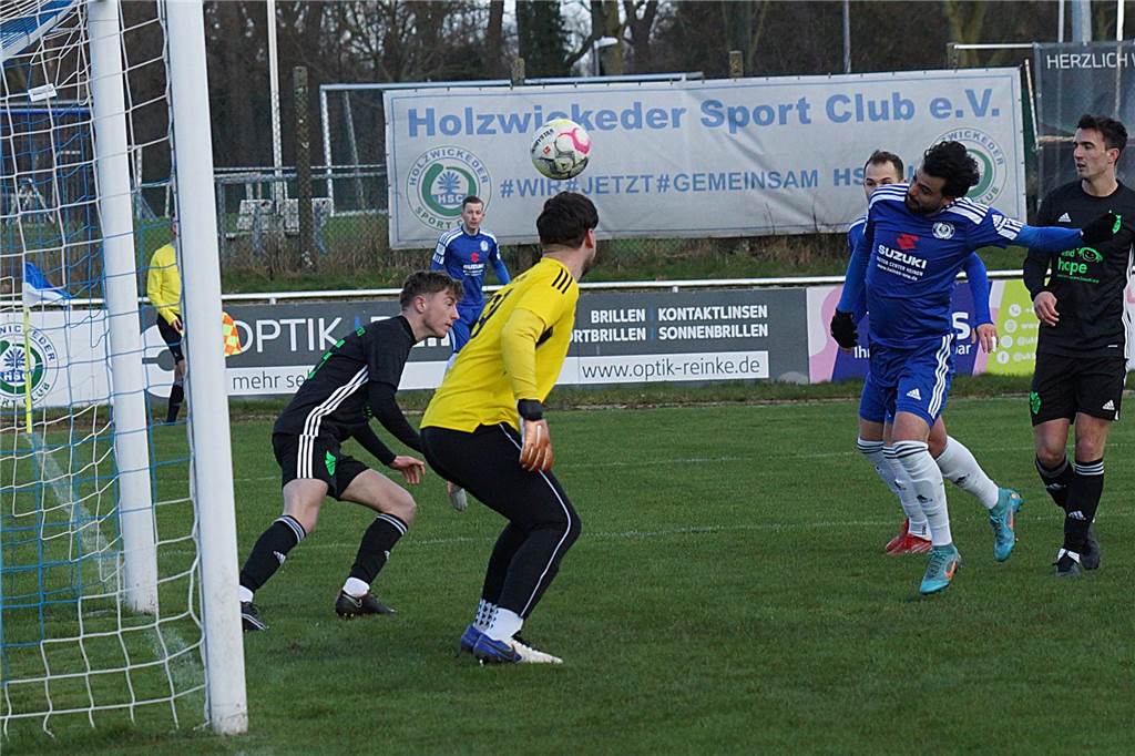 Holzwickeder SC verspielt frühe 2:0-Führung – Schneck wird zum Schreck Muhammed Cakir köpft hier den Eckball zum 1:0 in des gegnerische Maschen.