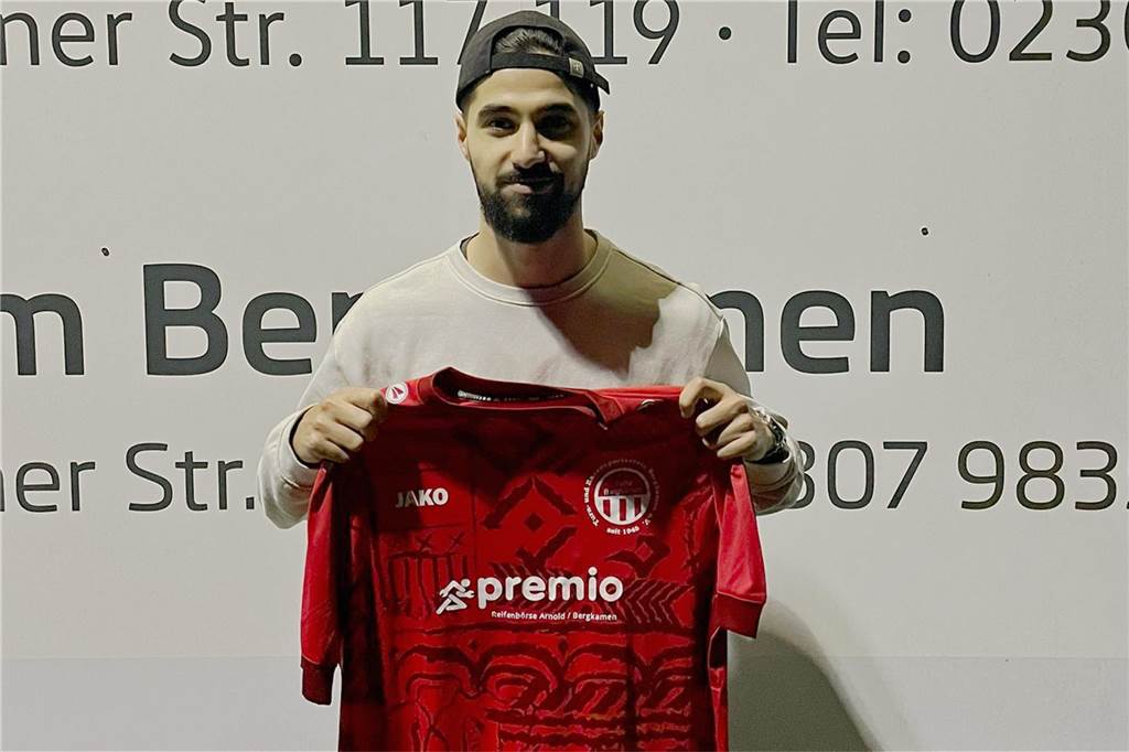 Foto mit dem TuRa-Trikot in der Hand, aber : Sommer-Transfer zieht Zusage wieder zurück Muhammed Karadag hat dem FC TuRa Bergkamen bereits zu Jahresbeginn die Zusage gegeben und hat sich mit TuRa-Trikot fotografieren lassen.