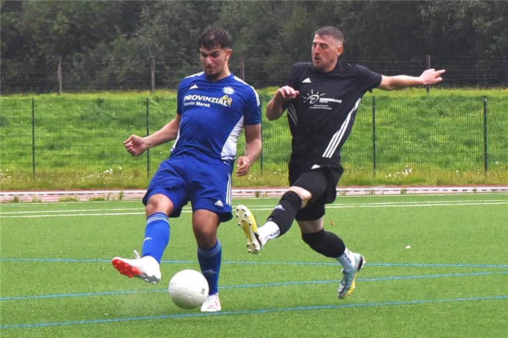 Pokalspiel von Kültürspor stand kurz vor dem Abbruch Muhammed-Methan Alpay (l.) von Kültürspor Datteln behauptet den Ball gegen Daniel Seil vom TuS Henrichenburg.