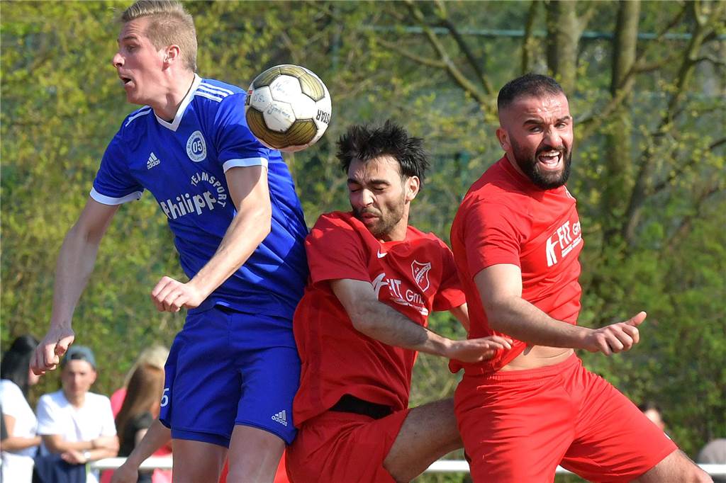 Kuriose Schlussphase ohne Happy End für BW Alsteddes U23 Muhammed Vurucu geht im Trikot der SG Gahmen in einen Kopfball-Zweikampf.