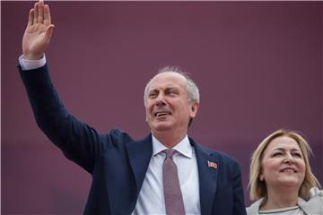Muharrem Ince und seine Frau Ulku bei der letzten Wahlkampfveranstaltung in Istanbul. Foto: Oliver Weiken