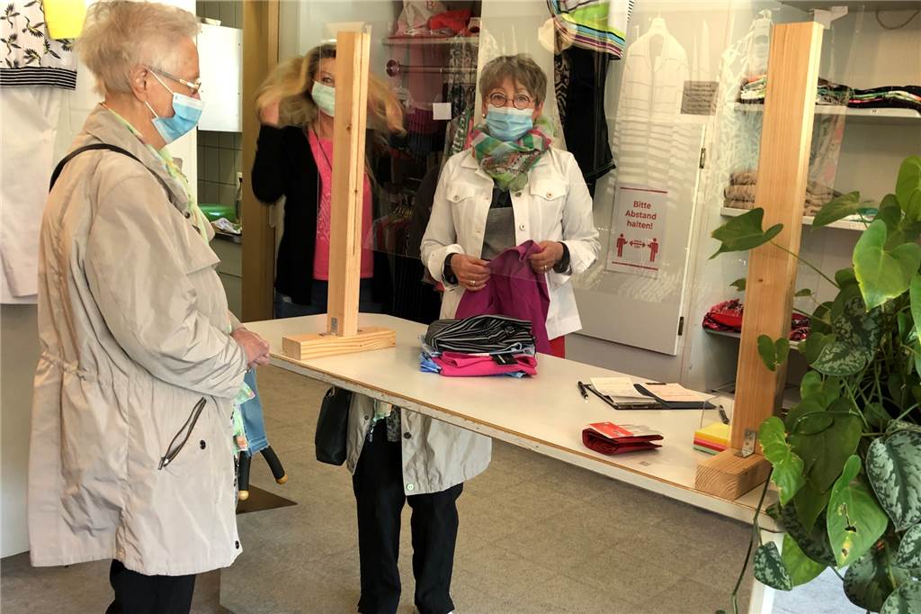 Corona-Krise in Selm: Einzelhandel setzt ein starkes Signal Mund- und Spuckschutz: Auch bei PeGa-Moden hält man sich an die Auflagen, an die die Wiederöffnung geknüpft ist.