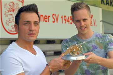 Murat Büyükdere (l.) nimmt die gewonnene Torjägerkanone von Sportredakteur Patrick Schröer entgegen.