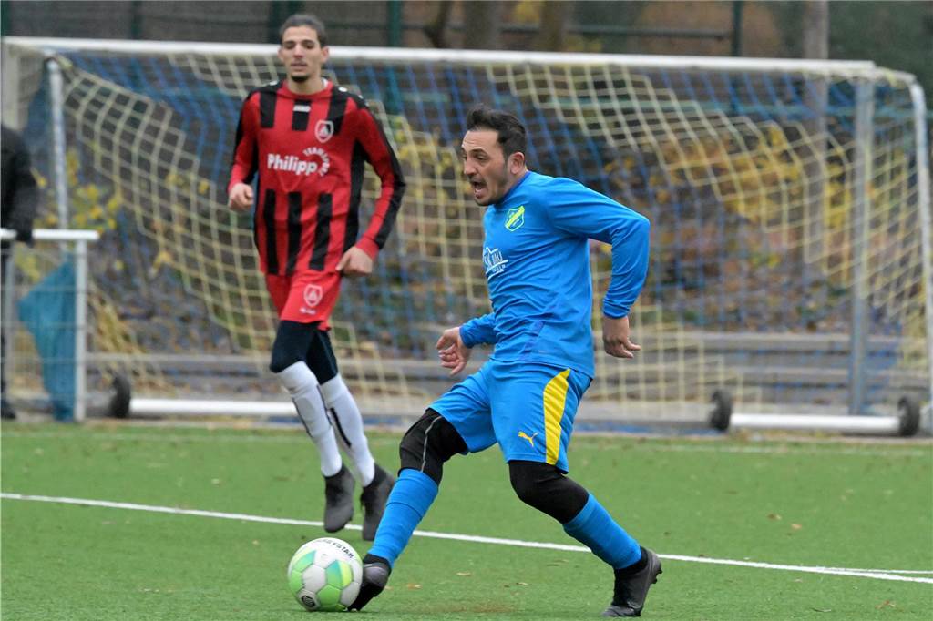 SG Gahmen behält seine Schlüsselspieler Murat Büyükdere spielt einen Ball mit der Innenseite.