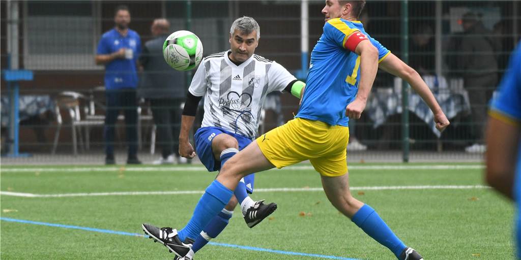 Wacker Obercastrop III holt die ersten Punkte, SG Victoria/SF platziert sich vor Wacker II Murat Uguz (l) und der SV Wacker Obercastrop III haben die ersten Kreisliga B-Punkte durch ein 4:3 gegen die DJK Wanne 88 eingesammelt.