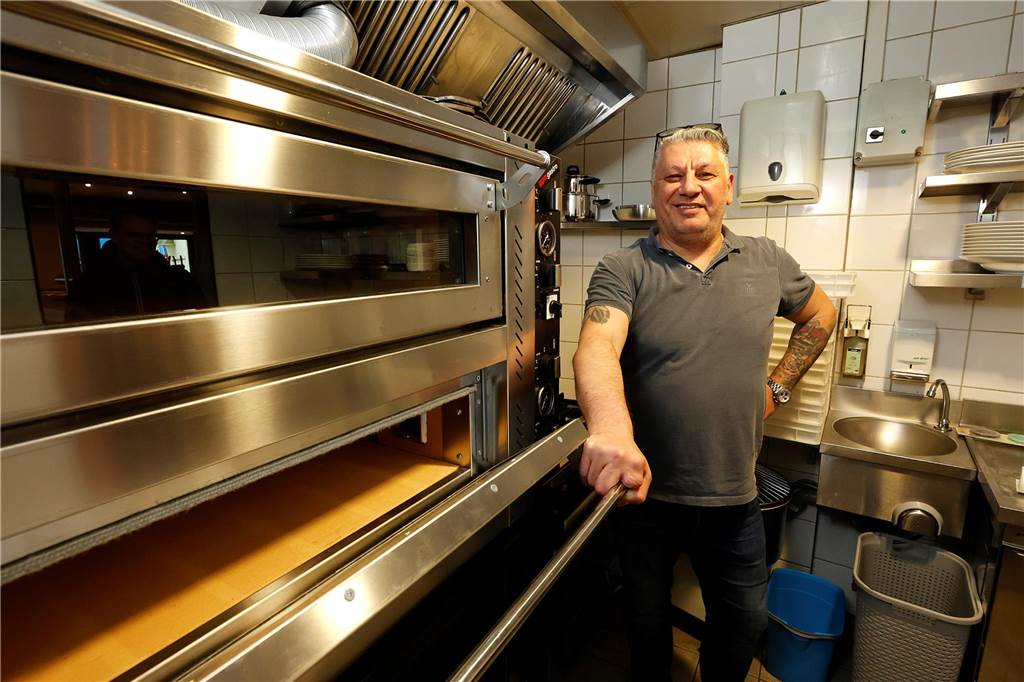 Shaggy’s vor Pächterwechsel: Neuer Name für Kult-Gaststätte Musa Öser in seinem neuen Restaurant "Pasadena" in den Räumen des ehemaligen "82 West" in der Weststraße Kamen.