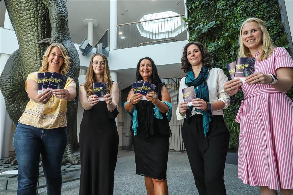 Jaqueline Hen will tausende Glühwürmchen auf Dortmund loslassen Museumschefin Dr. Elke Möllmann, Lichtkünstlerin Jaqueline Hen, Organisatorin Kerstin Keller-Düsberg, Ostwall-Museumschefin Dr. Florence Thurmes und DEW-Sprecherin Jana-Larissa Marx (v.l.) präsentieren das Programm zur 22. DEW21-Museumsnacht.