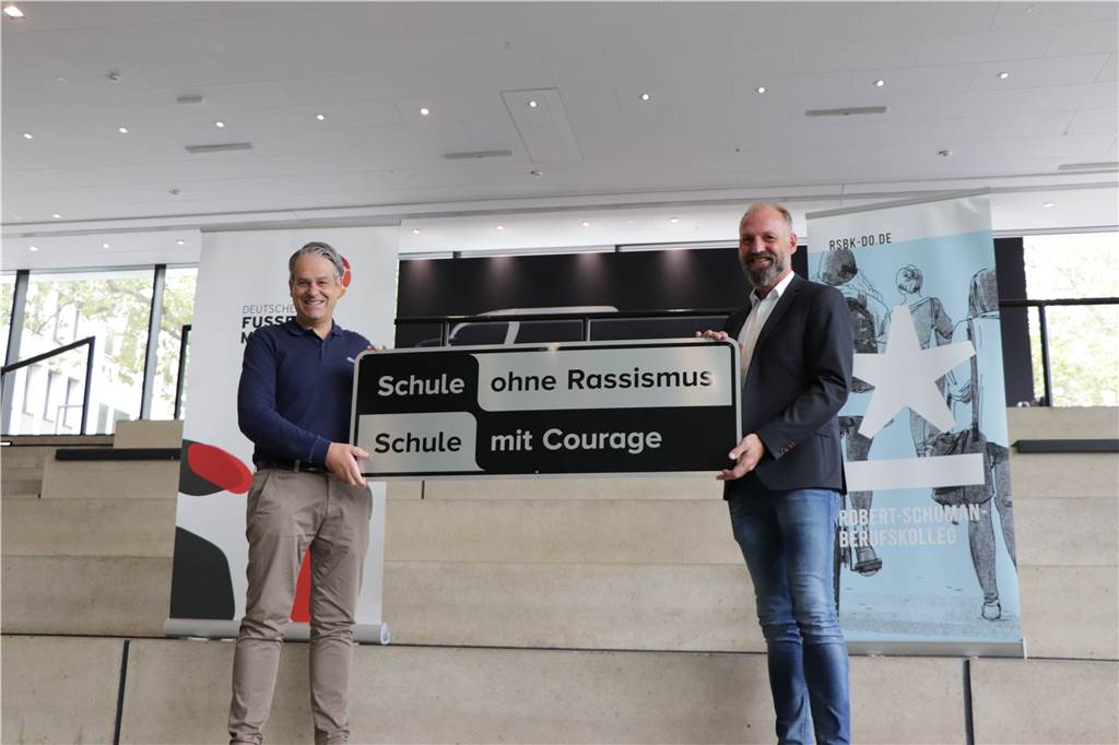 Fußballmuseum will "Rassismus die rote Karte zeigen" Museumsdirekter Manuel Neukirchner (r) und Schulleiter Rolf Janßen verkünden die neue Partnerschaft.