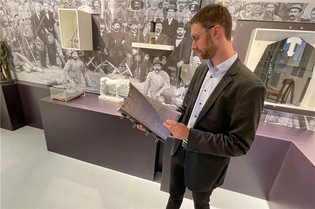 Stadtverwaltung zeigt nach Haushaltsdebatte mehrere Sparpotentiale auf Museumsleiter Flemming Feß liest in einem Buch im Stadtmuseum von Werne.