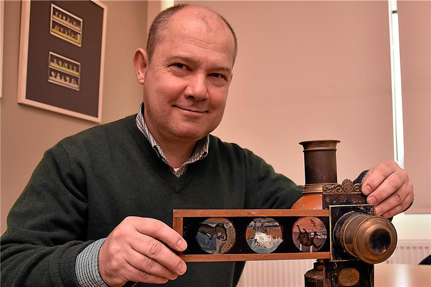 Zauberlaternen zeigen teuflische Bilder Museumsleiter Jörg Schmitz mit einer Laterna Magica und einer Bildscheibe. Foto Heimann