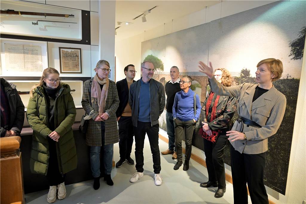 Grußwort: Desolate Finanzlage und Hoffnung auf Surf-World Museumsleiterin Dr. Constanze Döhrer führte die Besuchergruppen durch die neu konzipierte Ausstellung im Obergeschoss. Ein Erfolg im Jahr 2022, sagt Christ.