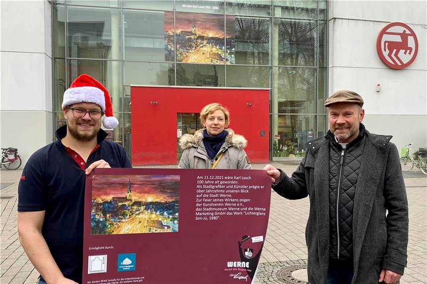 Erinnerung im XXL-Format an Wernes Stadtgrafiker und Künstler Museumsleiterin Dr. Constanze Döhrer, Kunstvereins-Vorsitzender Hubertus Waterhues (r.) und Rewe-Symalla-Marktleiter Georg Schlomberg freuten sich über den imposanten, 3,4 x 2,4 Meter großen Druck am Horne-Center.