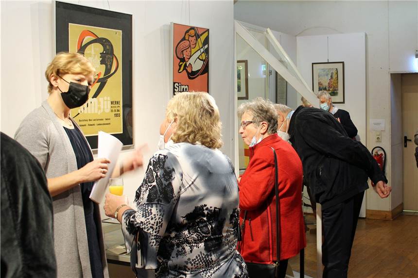 Werne durch die Augen des ehemaligen Stadt-Grafikers - Doppel-Schau Museumsleiterin Dr. Constanze Döhrer (l.) konnte am Samstag im Dachgeschoss des Stadtmuseums knapp 40 Gäste zur Ausstellung-Eröffnung empfangen.