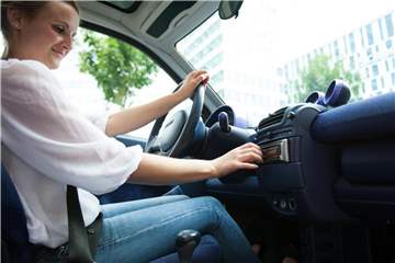 Musik beeinflusst unsere Stimmung. Beim Autofahren kann das sowohl positive als auch negative Auswirkungen haben. Foto: Christin Klose