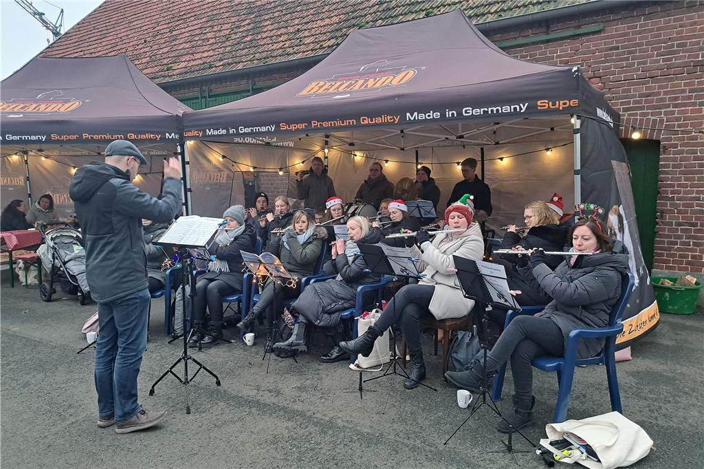 Musik der Südlohner Musikkapelle sorgte für Gänsehaut und feuchte Augen.