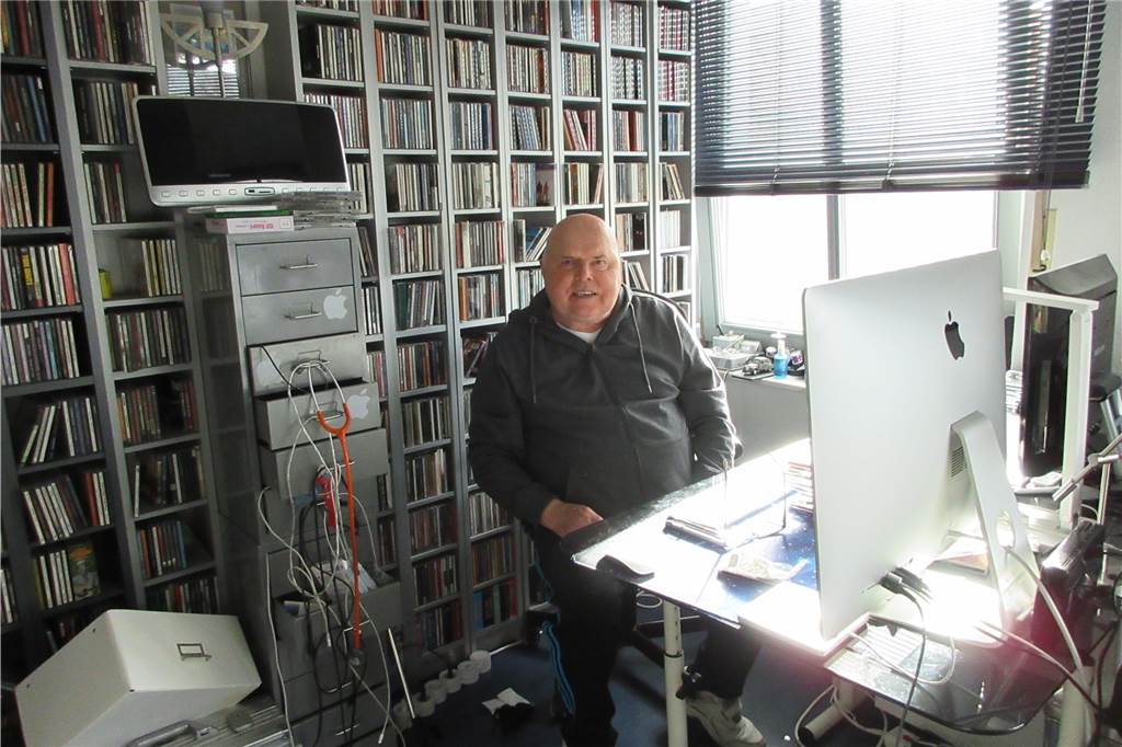 Nach 40 Jahren ist Schluss: Hausarzt Dr. Bernd Nünning in Heek hört auf Musik ist Bernd Nünnings großes Hobby. "Es haben schon Leute angedroht, mir eine Flasche zum Abschied vorbeizubringen. Ich würde mich mehr über einen Amazon-Gutschein freuen", sagt der Mediziner mit einem Augenzwinkern.