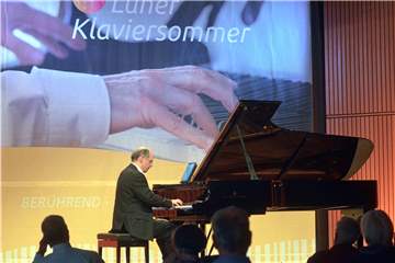 „Musik kann die Welt nicht heilen, aber Musik kann die Seele heilen“, so die Botschaft des Pianisten Dinis Schemann, der den Lüner Konzertsommer am Samstag (4. Juli) im Hansesaal mit einem fabelhaften Konzert eröffnete.
