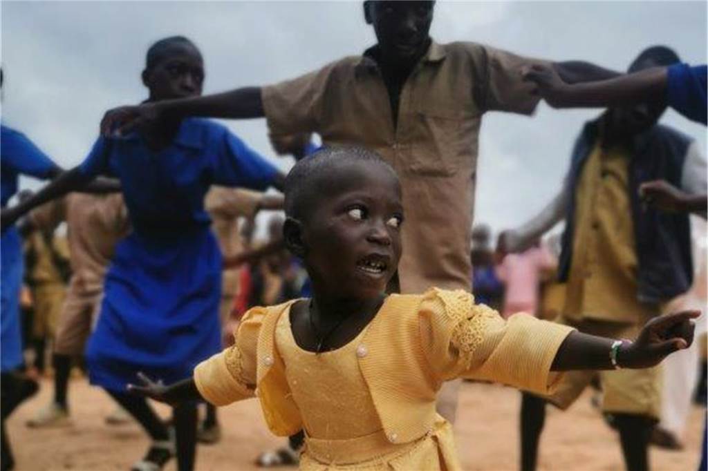 Schulen für Ruanda: Alle wollen Jenny Elvermanns blonde Haare anfassen Musik und Tanz gehört in Ruanda zu jedem Fest dazu.