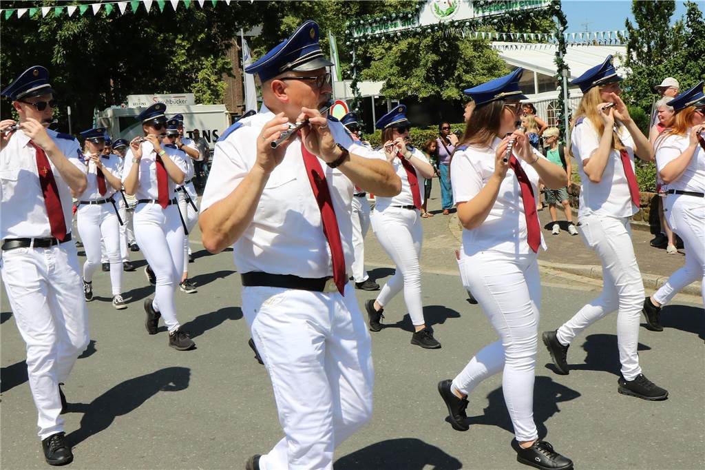 Schützenfest in Hullern Mitglieder des Schützenvereins Hullern spielen Querflöte