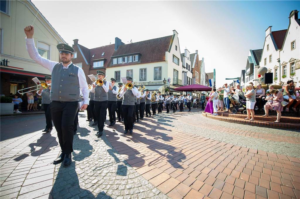 Musikzug auf dem Alten Markt