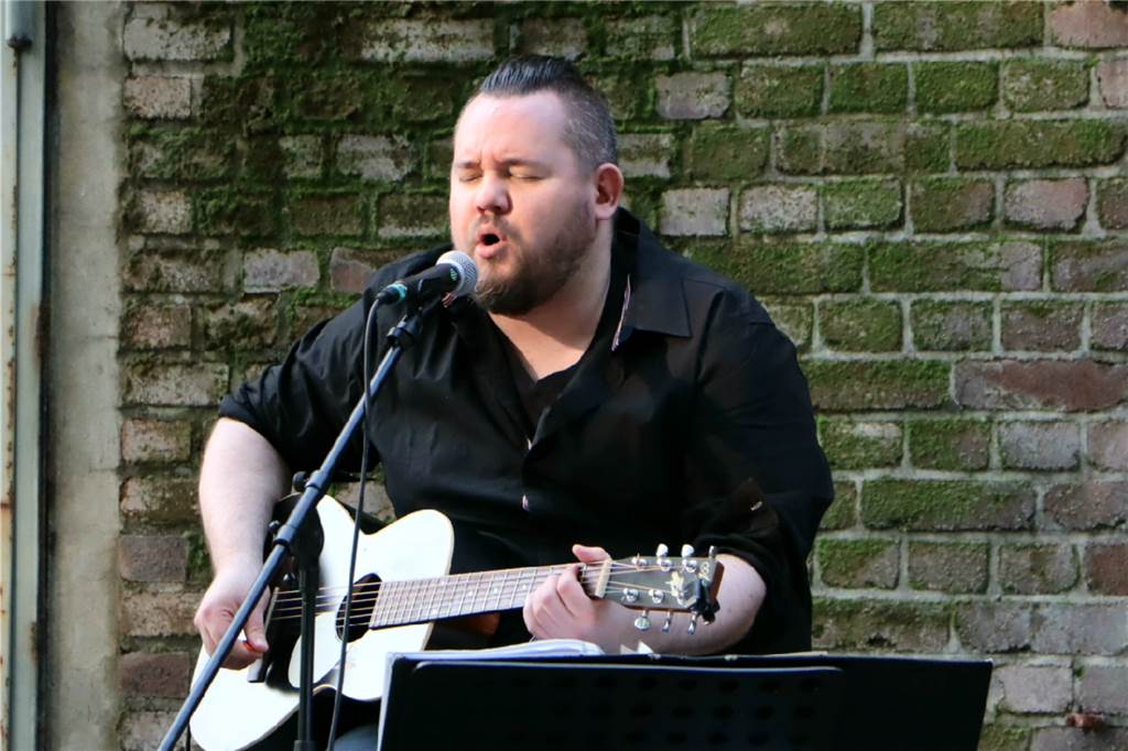 Sandkasten wird zum Schauplatz für ein tolles Open-Air-Konzert Musikalische Reise in die Südstaaten mit Phil Seeboth.