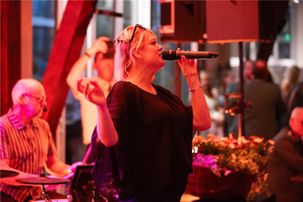 Eine Frau singt ins Mikrofon.