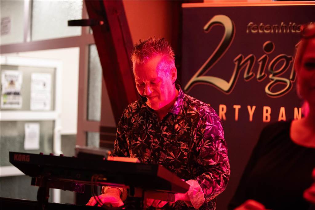 Der Pianist der Partyband spielt das E-Piano.