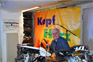 Musiker Christian Gerke vor seinem Drumset.