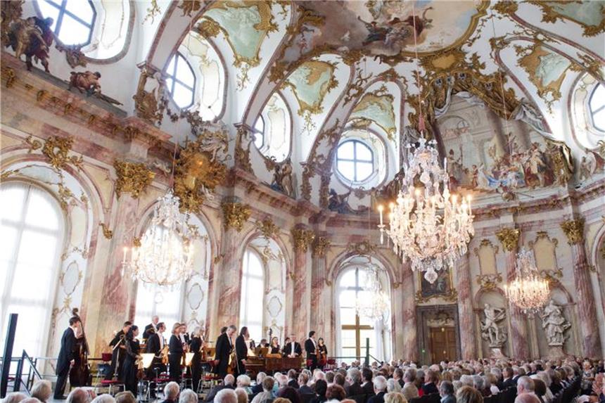 Musiker des Würzburger Mozartfestes stehen im Kaisersaal der Residenz vor dem Publikum. Dem Auftaktkonzert am 25. Mai in der Unesco-Weltkulturerbestätte folgen bis zum 24. Juni 2018 mehr als 60 Konzerte an mehr als 20 Spielstätten. Foto: Schmelz Fotodesign/Mozartfest Würzburg
