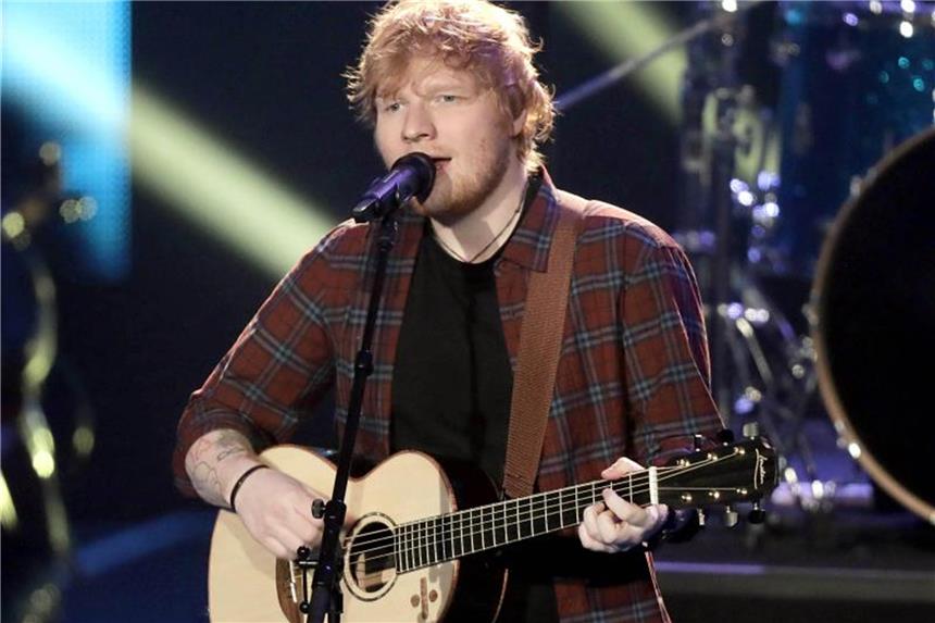 Düsseldorfer Entscheidung zu Ed-Sheeran-Konzert vertagt Musiker Ed Sheeran steht im Finale der Sat.1-Castingshow „Voice of Germany“ auf der Bühne. Foto: Jörg Carstensen/Archiv