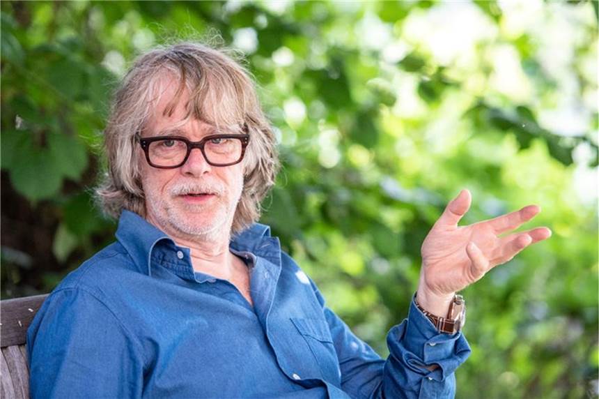Helge Schneider bricht Konzert ab: „Das geht mir ziemlich auf den Sack“ Musiker Helge Schneider spricht in seinem Garten mit einem Journalisten. (Archivbild)
