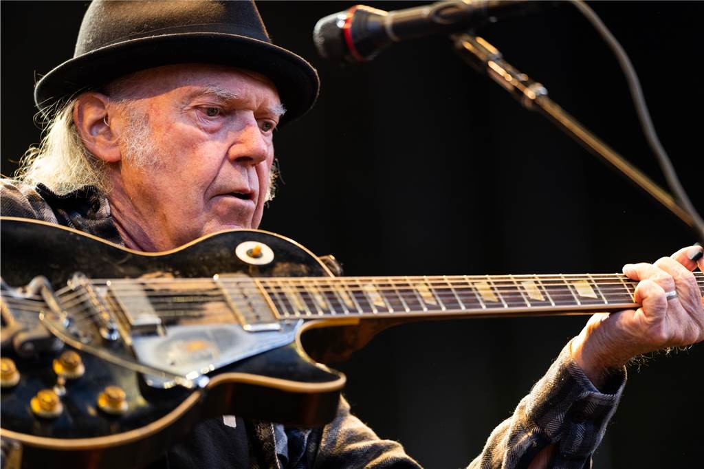 Verschwörungstheorien: Musiker Joni Mitchell und Neil Young verlassen Spotify Musiker Neil Young verlässt Spotify.