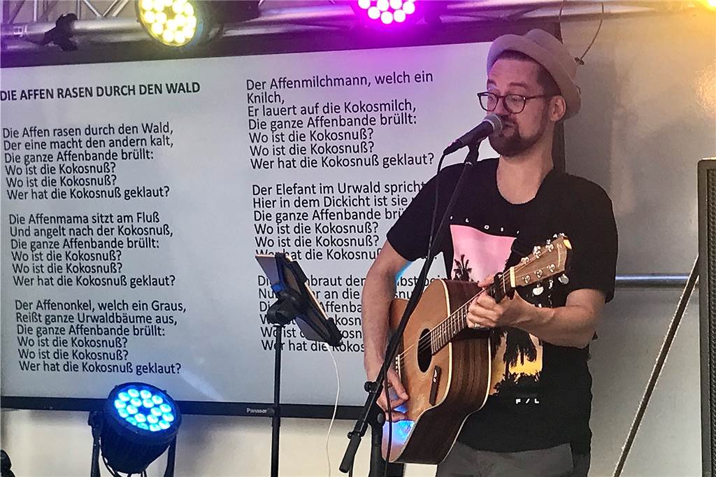 Musiker Salip Tarakci singt bei den Pop-Up-Konzerten mit den Zuhörern, die sich spontan vor der Bühne einfinden. In Wüllen stieß er am Montag auf Begeisterung.